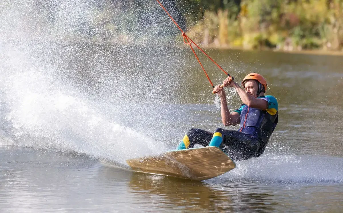 Wakeboarden Wasseraction die Laune macht – Die besten Boards & der perfekte Kurs für Einsteiger